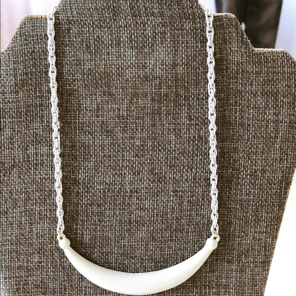NWOT White Enamel Vintage Necklace 15”